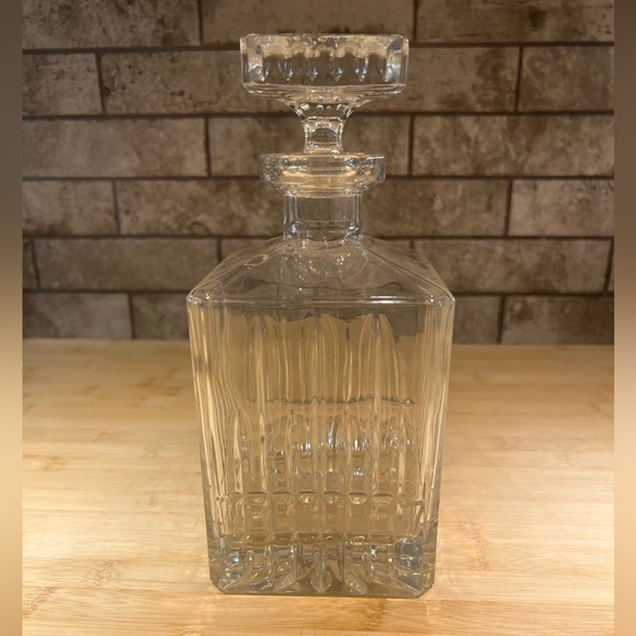 Vintage Crystal Glass Whiskey Decanter with Glass Stopper 1L Capacity - Picture 2 of 11